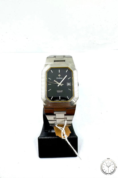 Zodiac King Line Quartz — Vista frontale su espositore con tag LeosWatches