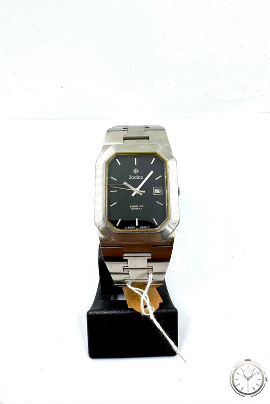Zodiac King Line Quartz — Vista frontale su espositore con tag LeosWatches