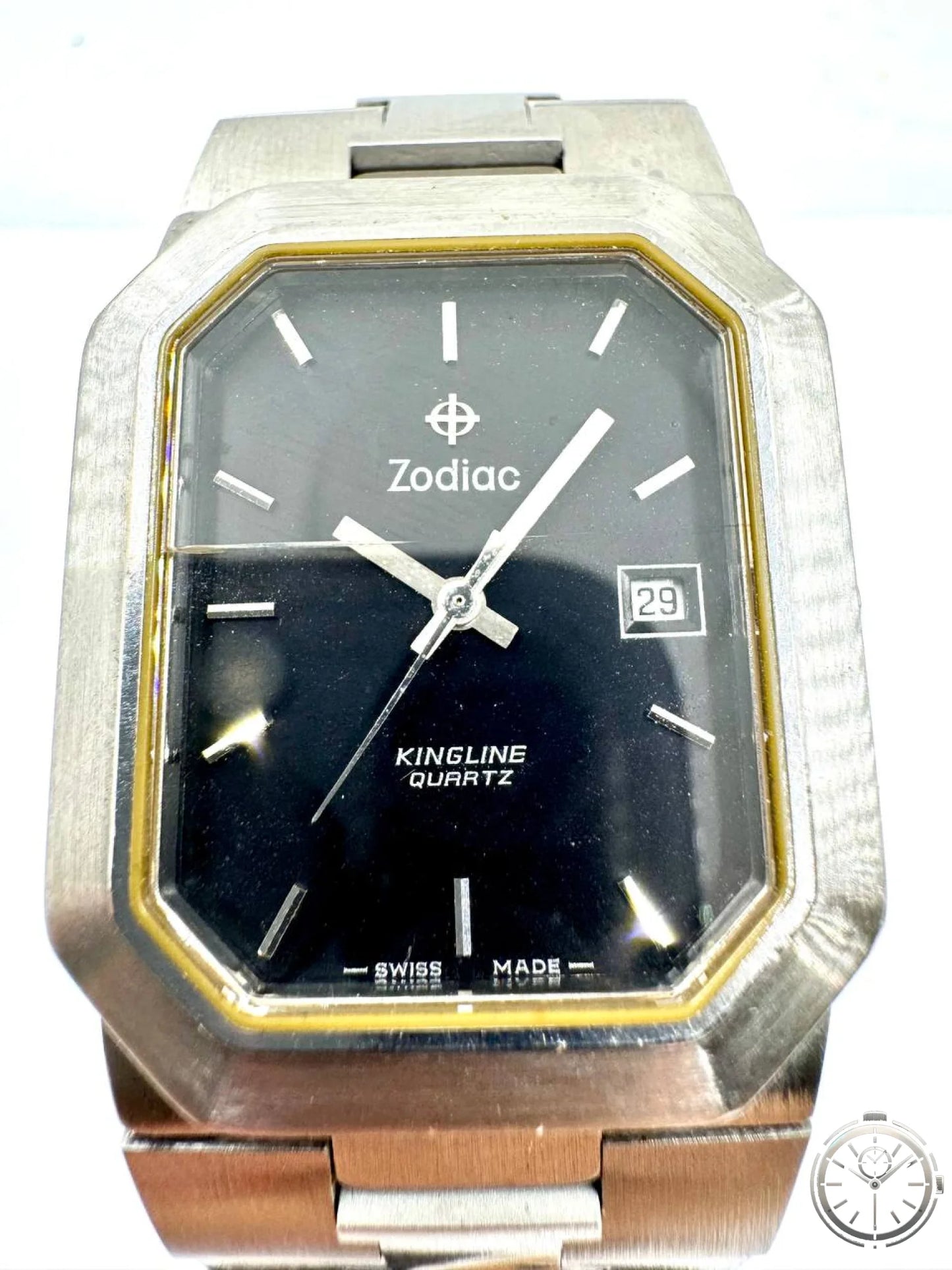 Zodiac King Line Quartz — Dettaglio quadrante nero Kingline Quartz Swiss Made con data alle 3 e bordura dorata