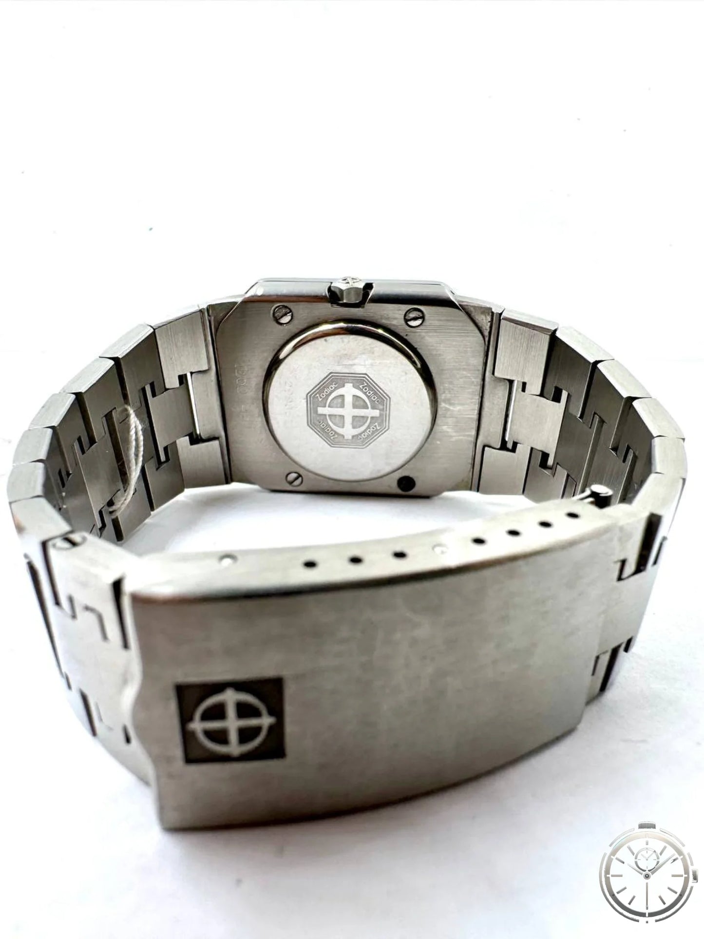 Zodiac King Line Quartz — Vista posteriore fondello circolare logo Zodiac e chiusura deployant logata