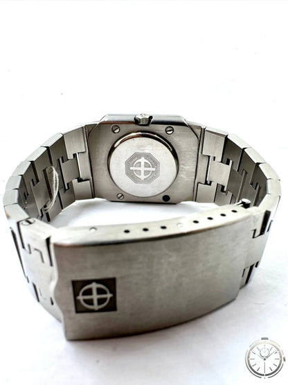 Zodiac King Line Quartz — Vista posteriore fondello circolare logo Zodiac e chiusura deployant logata